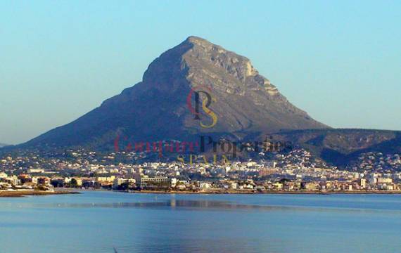 Il accroît les réserves croissantes aux places de l'Espagne.